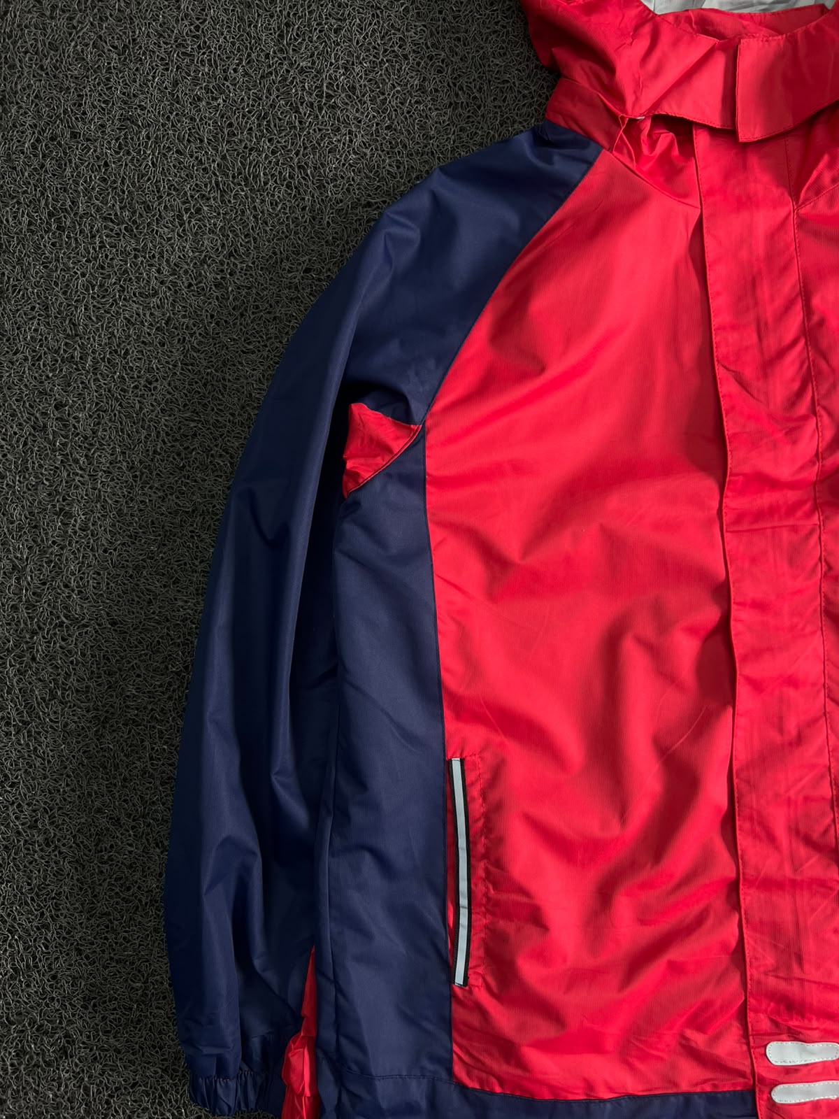 Vintage Hooded Waterproof Outdoor Rain Jacket – Red/Navy Full Zip Windbreaker