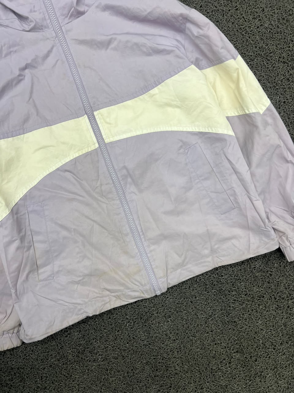 Retro Lightweight Hooded Windbreaker Jacket – Full Zip – ⚠️ Small Stain