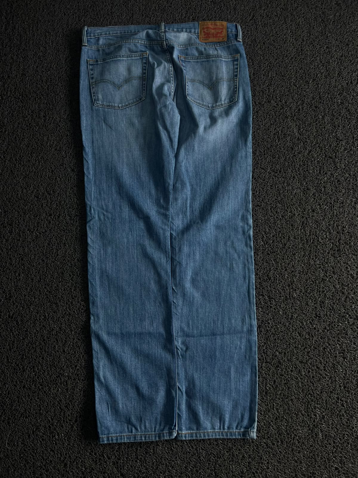 Levi's Regular Fit Blue Denim Jeans – Classic Straight Leg Vintage Wash