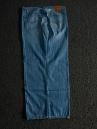 Levi's Regular Fit Blue Denim Jeans – Classic Straight Leg Vintage Wash