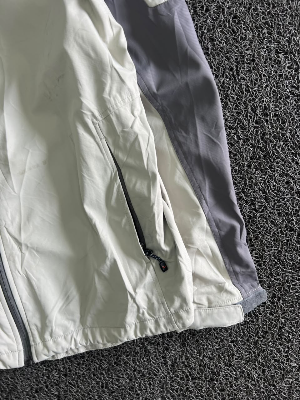 Two-Tone Lightweight Zip-Up Jacket ⚠️ Small Stains