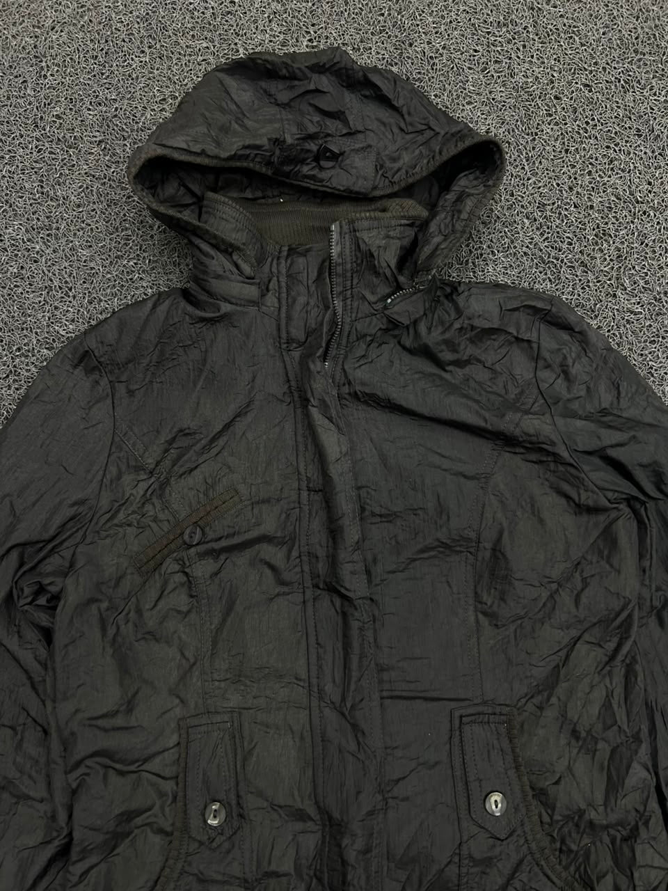 Black Hooded Utility Windbreaker Jacket – Lightweight Zip-Up Coat with Flap Pockets