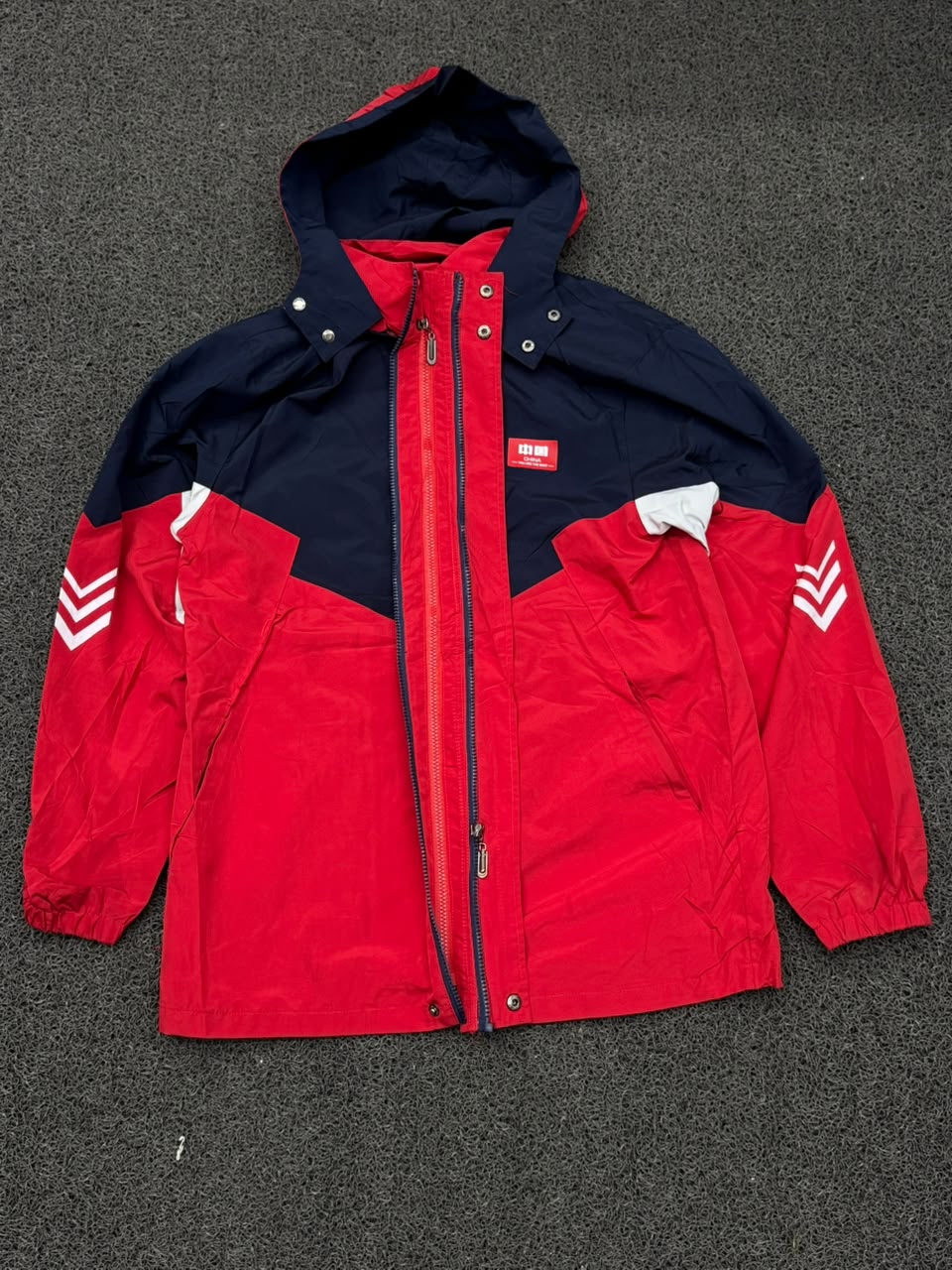 Red & Navy Hooded Windbreaker Jacket – Lightweight Zip-Up Outdoor Jacket⚠️ Small Damage