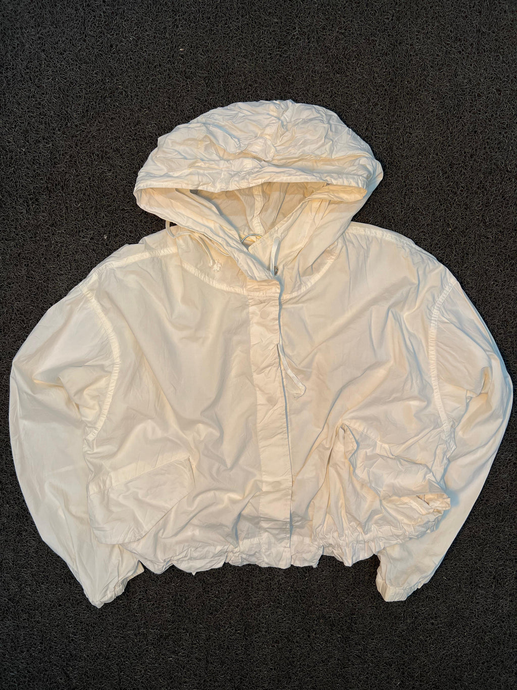 Minimalist White Hooded Windbreaker Jacket – Lightweight Zip-Up Casual Outerwear