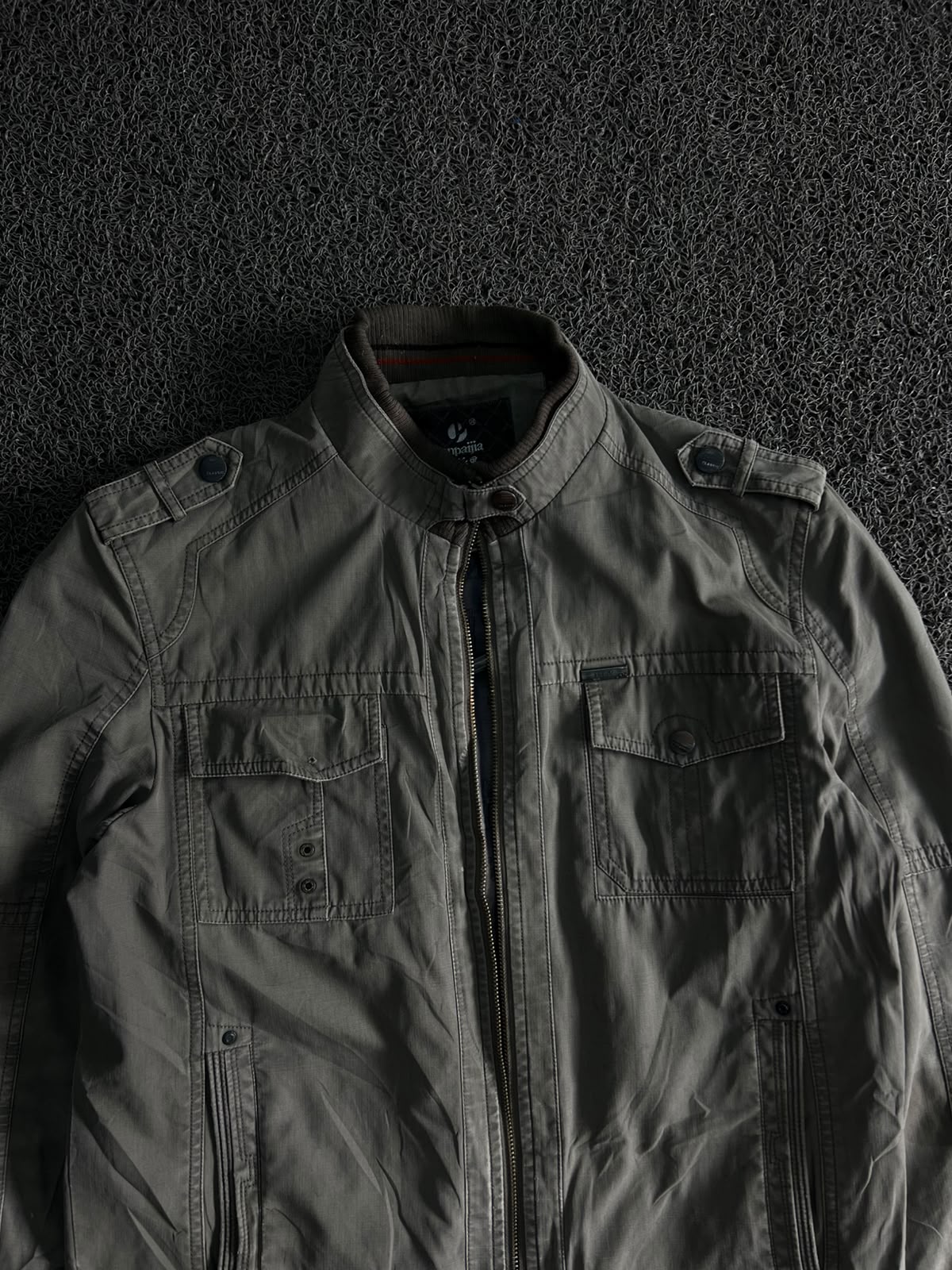 Military Style Zip-Up Utility Jacket – Multiple Pocket Casual Outerwear ⚠️ No Zip
