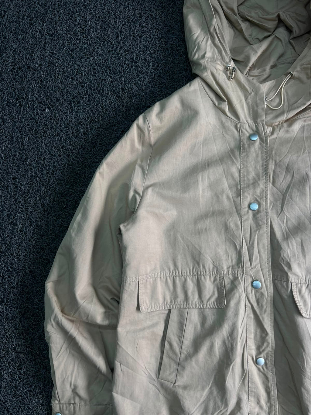 Vintage Beige Hooded Windbreaker Jacket – Minimal Utility Snap Front