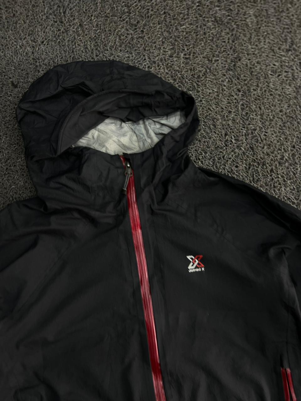 Black Hooded Waterproof Outdoor Jacket with Red Zip Accents – Lightweight Windbreaker Raincoat