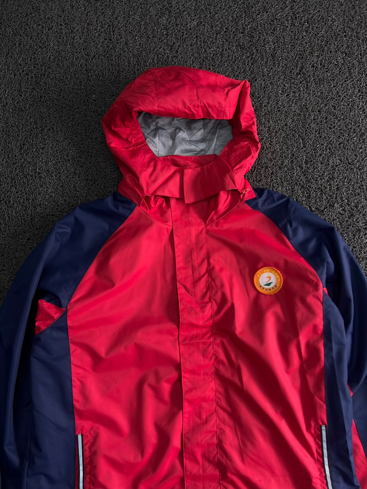 Vintage Hooded Waterproof Outdoor Rain Jacket – Red/Navy Full Zip Windbreaker