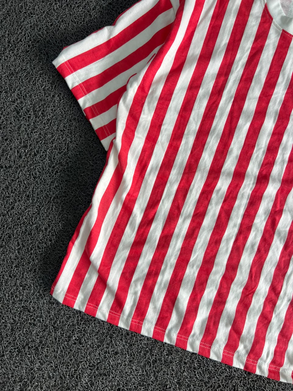 Red & White Vertical Striped Oversized T-Shirt – Unisex Casual Crew Neck Tee