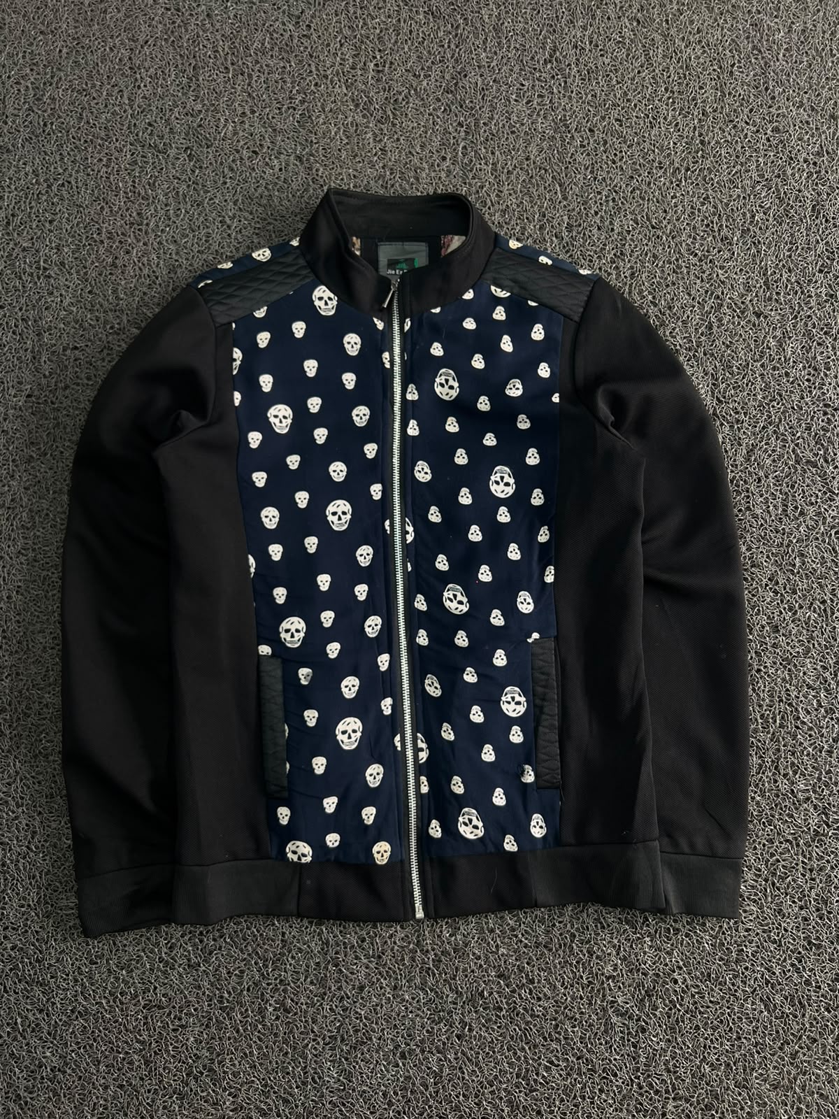 Skull Print Quilted Panel Zip-Up Jacket – ⚠️ Small Damage