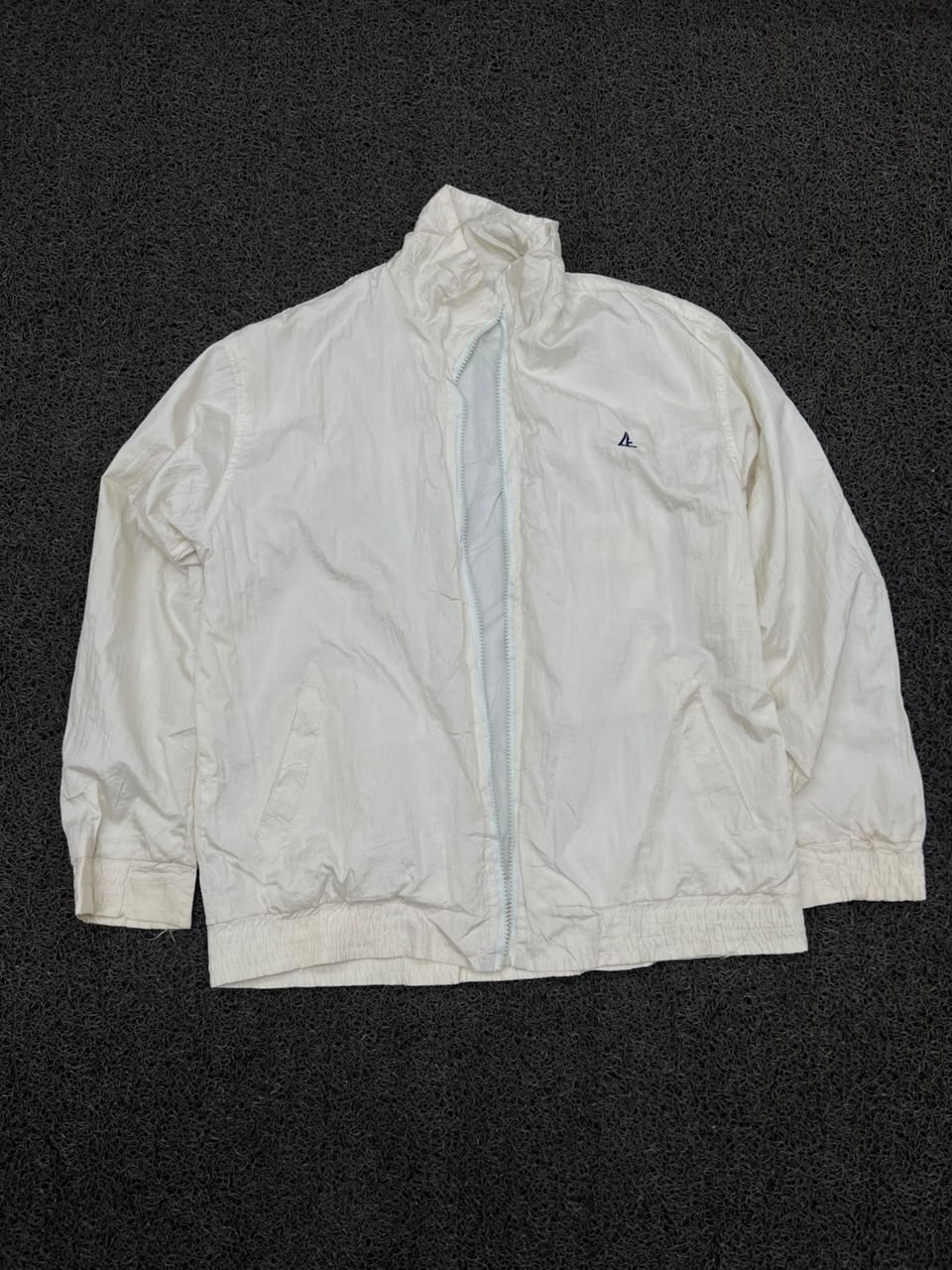 Minimalist White Windbreaker Jacket – No Zip ⚠️