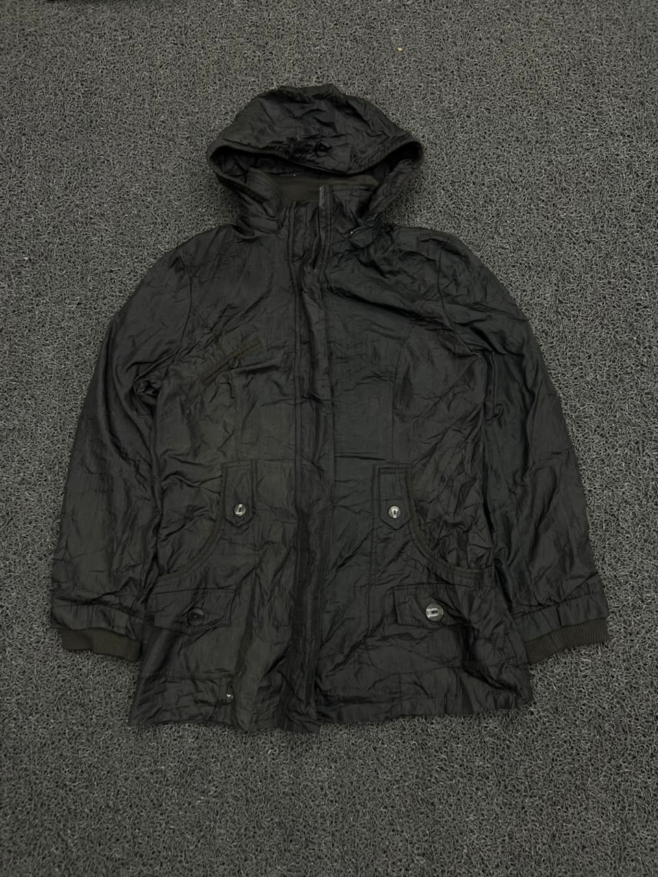 Black Hooded Utility Windbreaker Jacket – Lightweight Zip-Up Coat with Flap Pockets