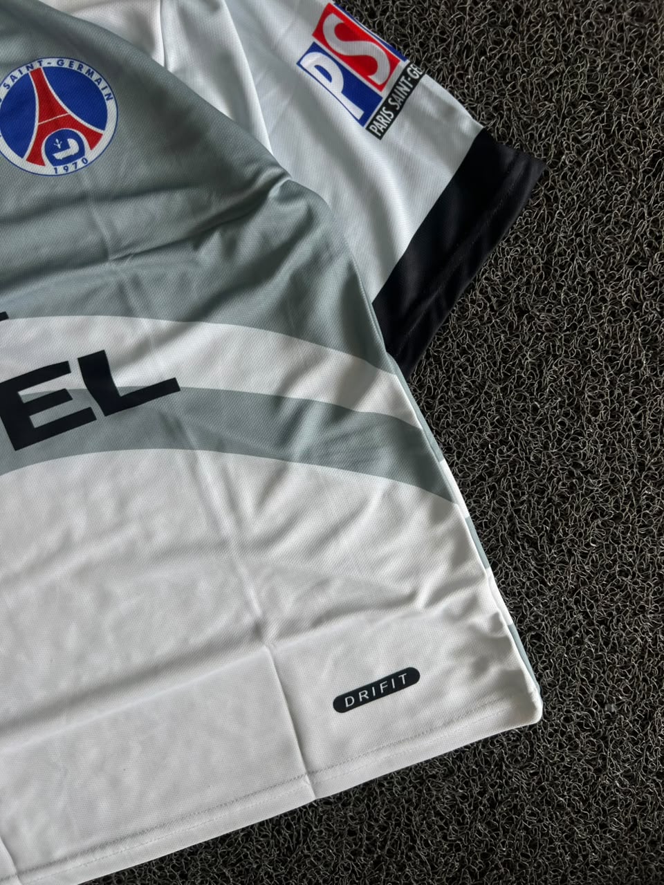 Nike Paris Saint-Germain 2003–04 Away Jersey – Ronaldinho #21 | White/Grey | Five Sleeve Football Jersey