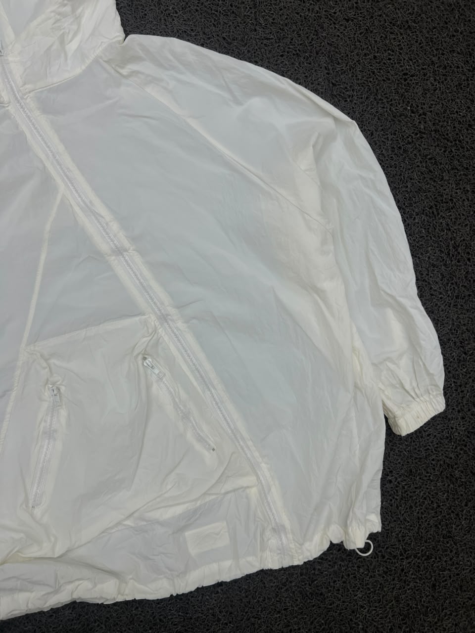 Minimalist White Hooded Windbreaker Jacket – Lightweight Full-Zip with Adjustable Hem