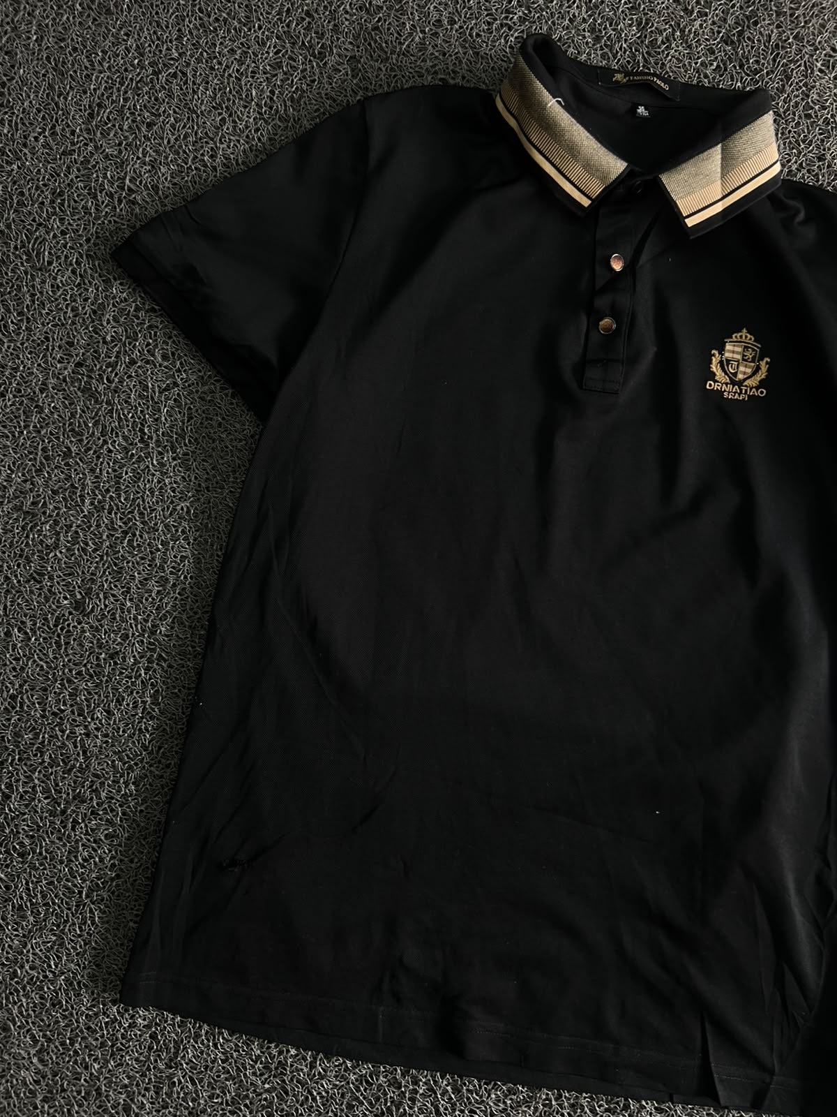 Polo T-Shirt with Contrast Striped Collar & Crest Logo – Smart Casual Polo ⚠️ Small Damage
