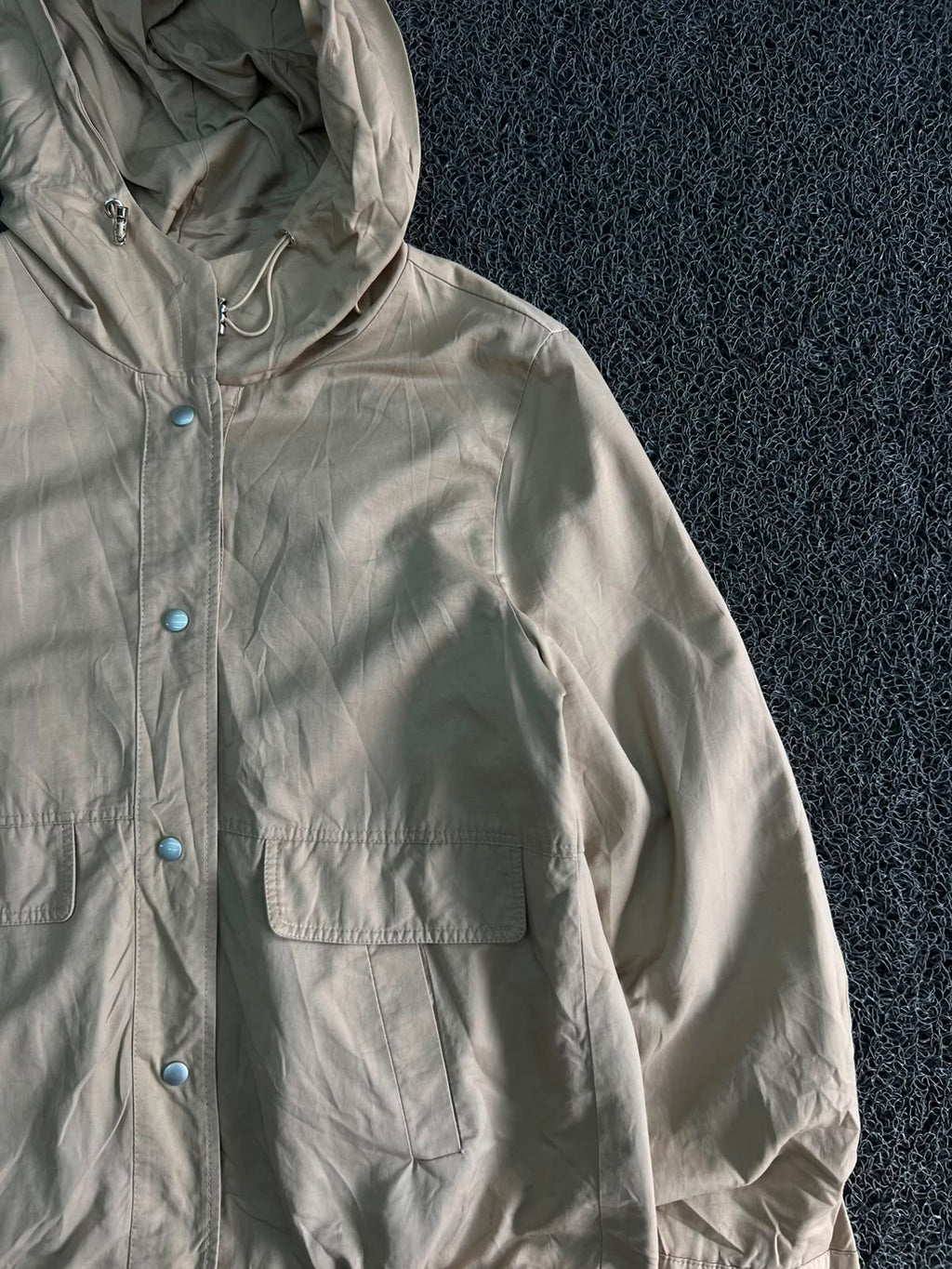 Vintage Beige Hooded Windbreaker Jacket – Minimal Utility Snap Front