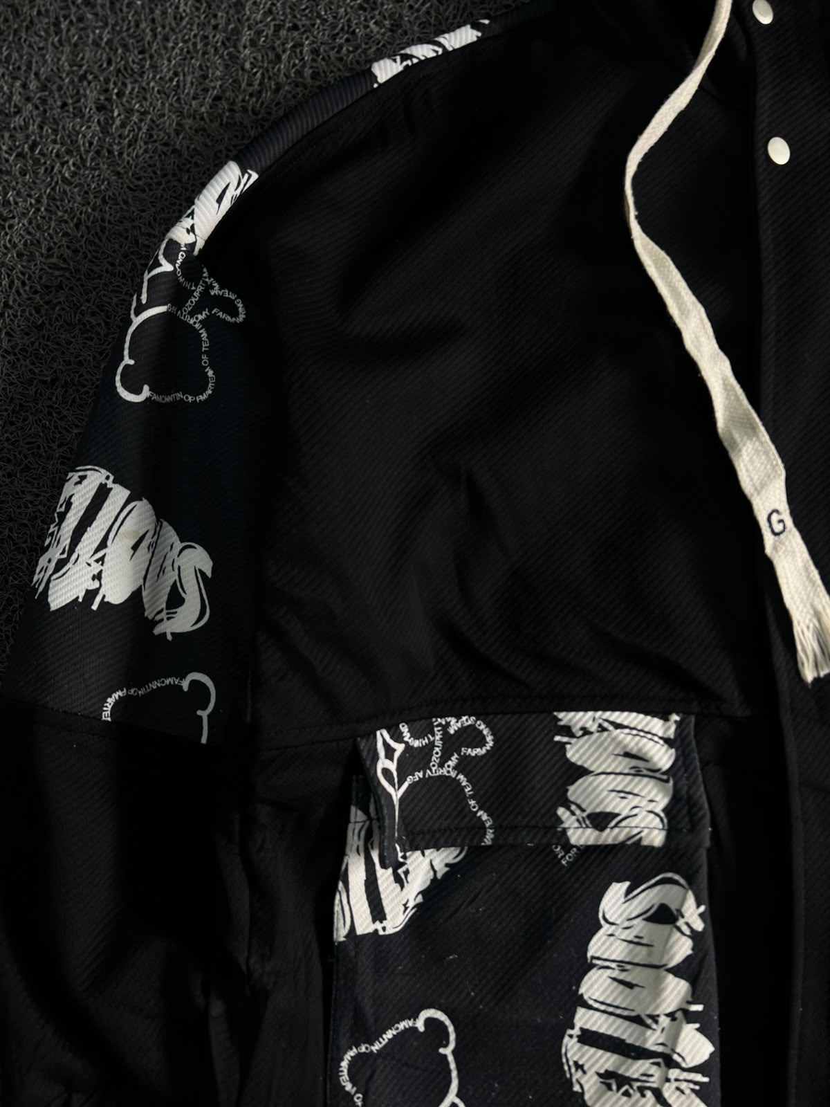 Black Graphic Hooded Utility Jacket – Oversized Streetwear Windbreaker with Multi Pocket Design ⚠️ No Zip
