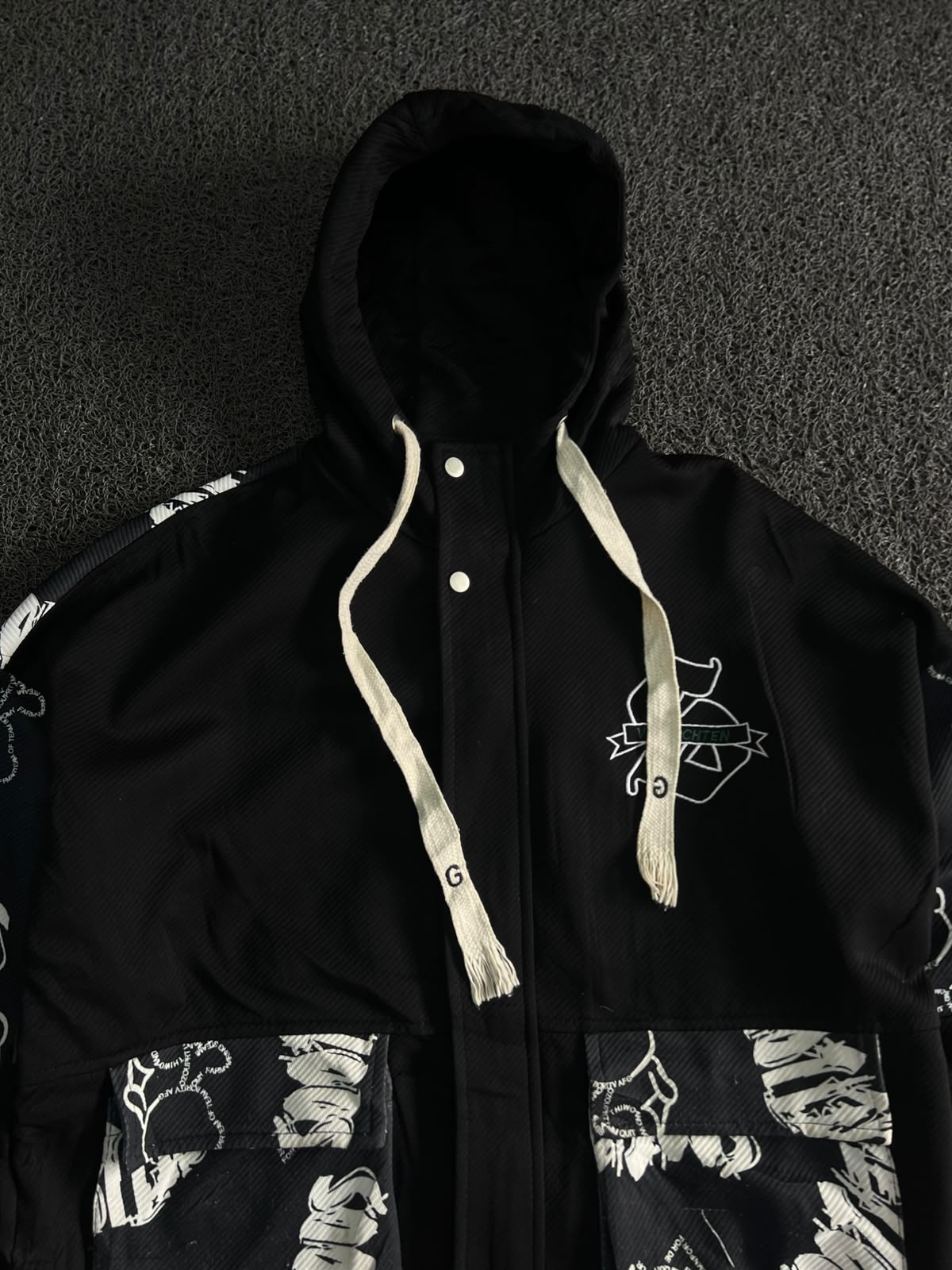 Black Graphic Hooded Utility Jacket – Oversized Streetwear Windbreaker with Multi Pocket Design ⚠️ No Zip