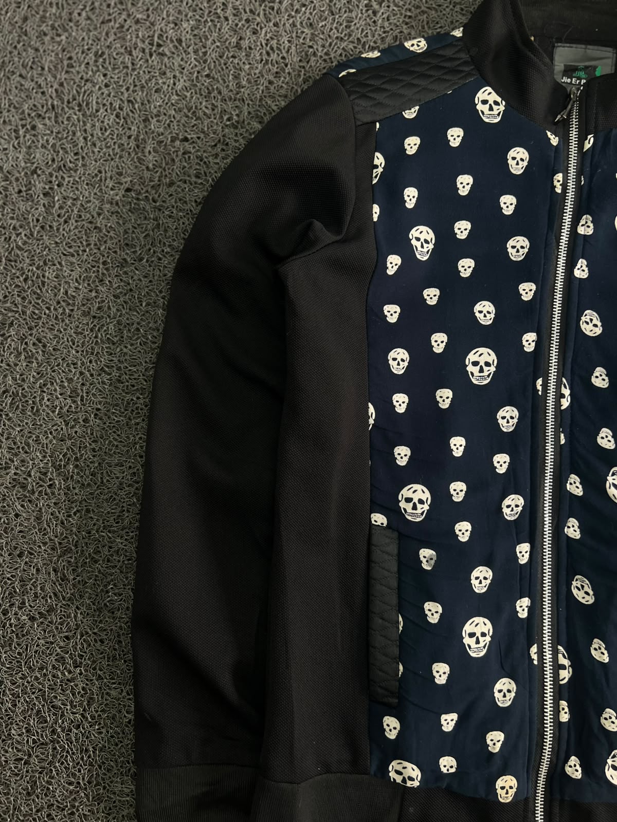 Skull Print Quilted Panel Zip-Up Jacket – ⚠️ Small Damage