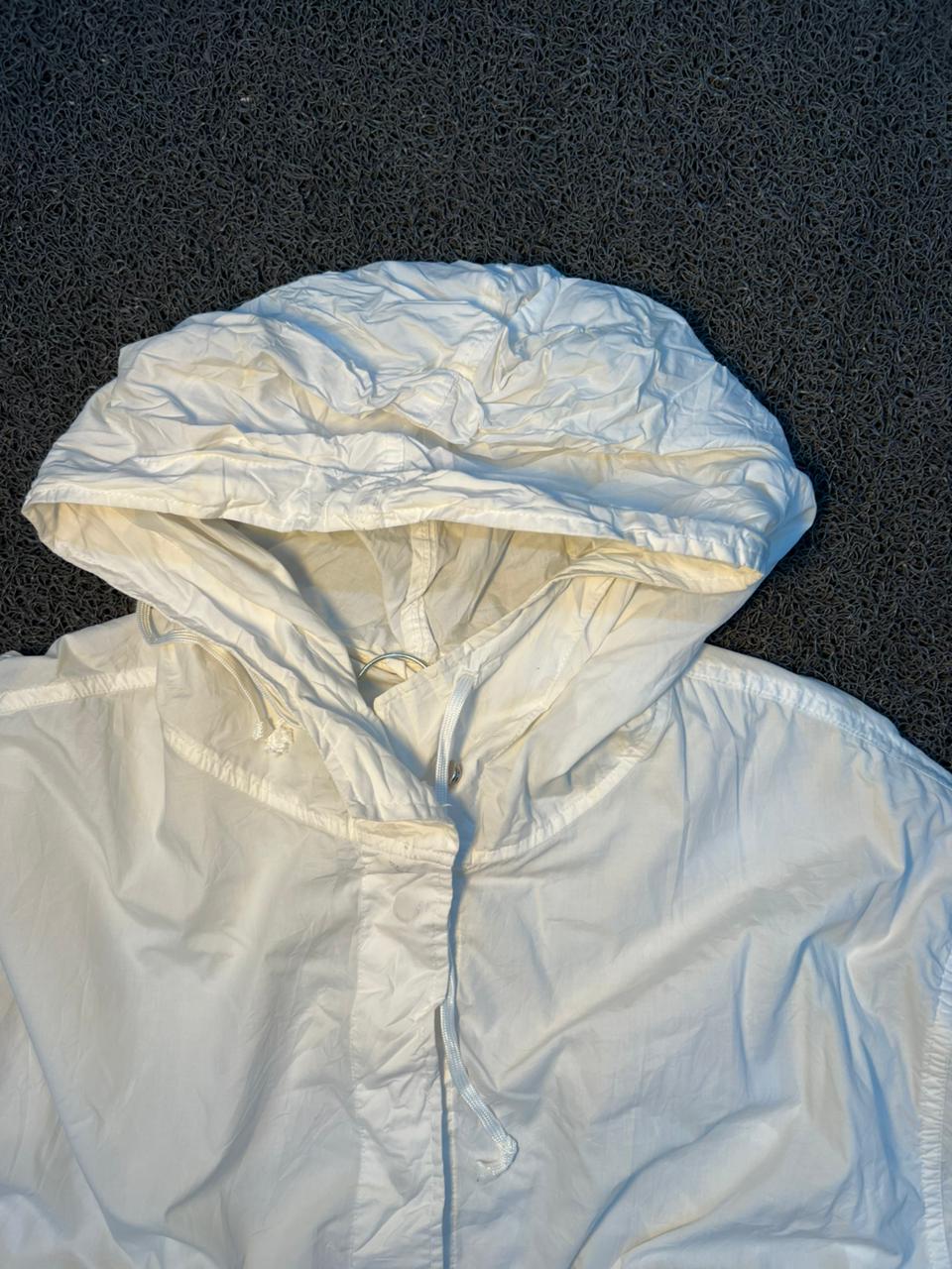 Minimalist White Hooded Windbreaker Jacket – Lightweight Zip-Up Casual Outerwear