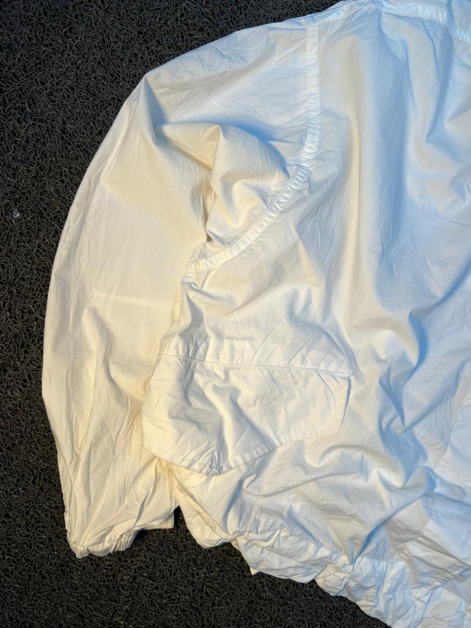 Minimalist White Hooded Windbreaker Jacket – Lightweight Zip-Up Casual Outerwear