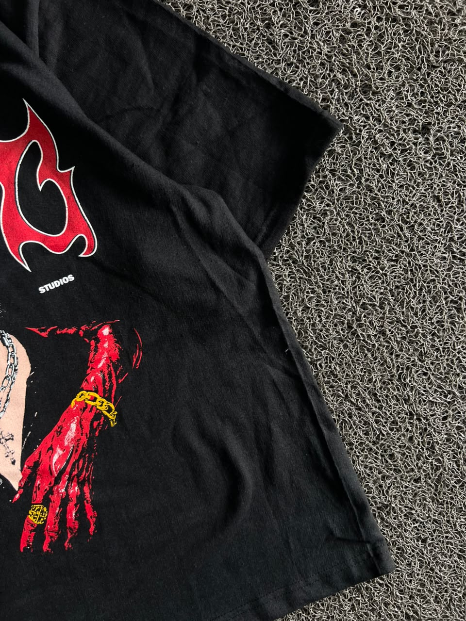 Black Gothic Graphic Print T-Shirt – Red & White Blindfolded Figure Design